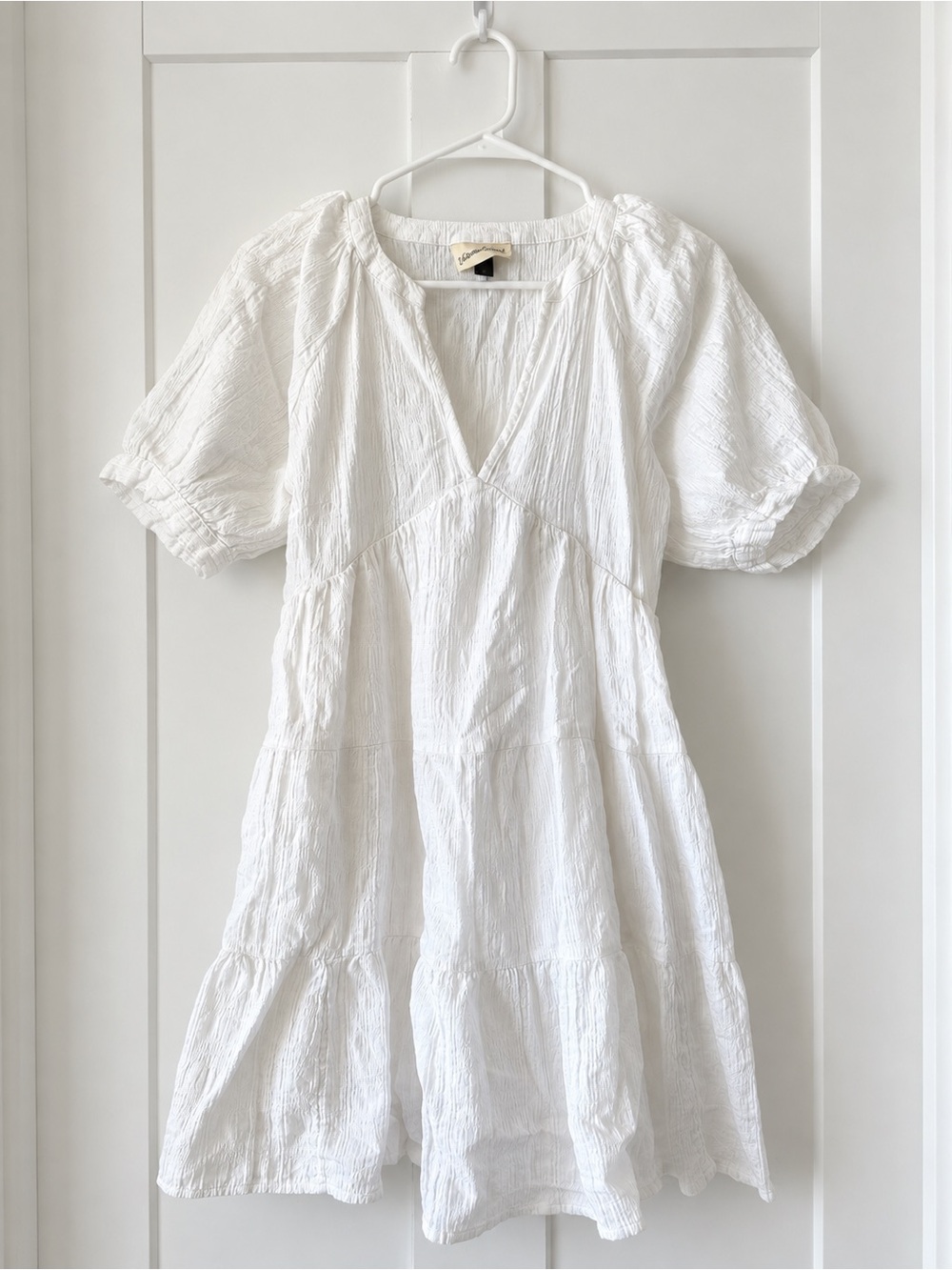 Universal Thread White Tiered V‑Neck Puff‑Sleeve Dress